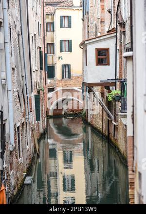 Venezia, Italia - 14 Nov, 2022: Riflessioni su un canale di San Marco Foto Stock