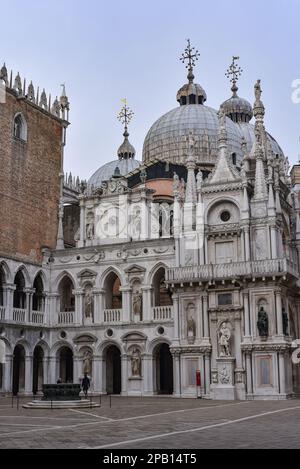 Venezia, Italia: 15 Nov 2022: Basilica di San Marco dall'interno del Palazzo Ducale Foto Stock