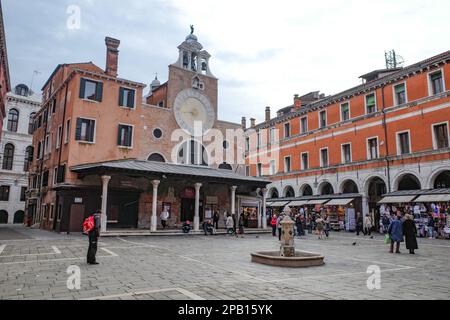 Venezia, Italia - 15 Nov 2022: Campo San Giacomo di Rialto e orologio della Chiesa Foto Stock