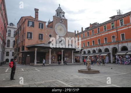 Venezia, Italia - 15 Nov 2022: Campo San Giacomo di Rialto e orologio della Chiesa Foto Stock