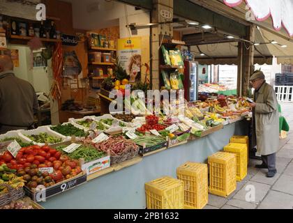 Venezia, Italia - 15 Nov 2022: Frutta e verdura fresca in vendita al mercato di Rialto Foto Stock