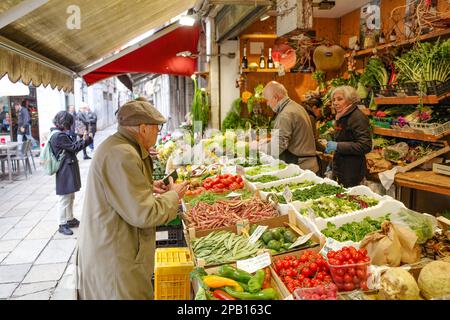 Venezia, Italia - 15 Nov 2022: Frutta e verdura fresca in vendita al mercato di Rialto Foto Stock