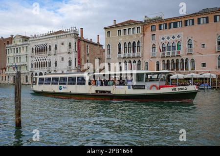 Venezia, Italia - 15 Nov, 2022: Vaporetto traghetto trasporto pubblico sul Canal Grande Foto Stock