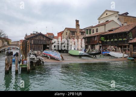 Venezia, Italia - 14 novembre 2022: Officina di gondola di Squero San Trovaso Foto Stock