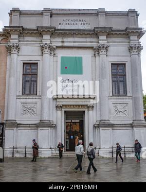 Venezia, Italia - 14 novembre 2022: Ingresso principale del museo d'arte della Gallerie dell'Accademia Foto Stock