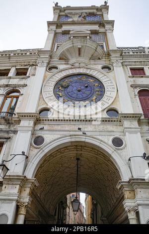 Venezia, Italia - 15 Nov, 2022: Torre dell'Orologio Torre dell'Orologio in Piazza San Marco Foto Stock