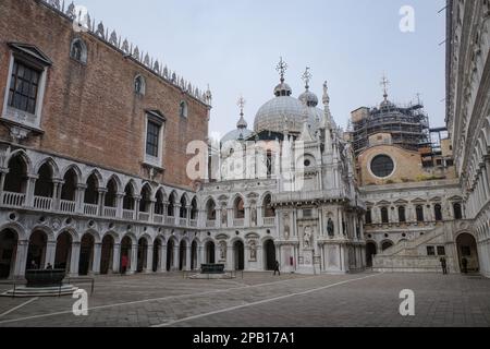 Venezia, Italia: 15 Nov 2022: Basilica di San Marco dall'interno del Palazzo Ducale Foto Stock