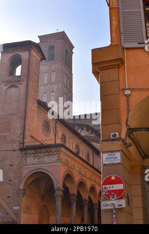 Bologna, Italia - 16 Nov 2022: Basilica di San Giacomo maggiore da Piazza Giuseppe Verdi Foto Stock