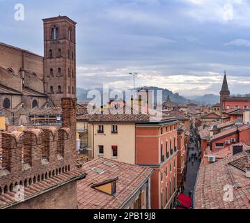 Bologna, Italia - 16 Nov, 2022: Vista panoramica sulle torri e sui tetti di Bologna Foto Stock