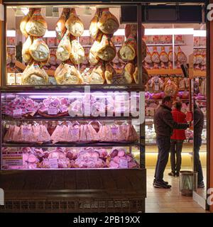 Bologna, Italia - 16 Nov, 2022: Tradizionale mercato gastronomico Delicatessan nei pressi di piazza maggiore Foto Stock