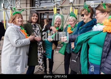 Londra, Regno Unito. 12th Mar, 2023. Parata e festival del giorno di San Patrizio 2023, Londra, Inghilterra, Regno Unito. Le persone del patrimonio irlandese si uniscono alle celebrazioni del giorno di San Patrizio nella capitale. Marzo 12th 2023, Piccadilly, Londra, Inghilterra, Regno Unito Credit: Clickpics/Alamy Live News Foto Stock