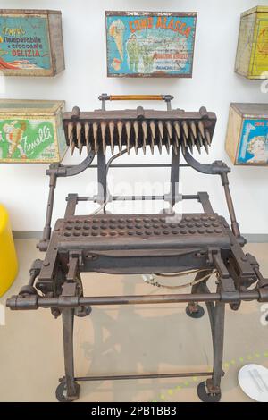 Bologna, Italia - 18 Nov 2022: Macchine per gelato tradizionali al Museo del gelato Carpigiani Foto Stock