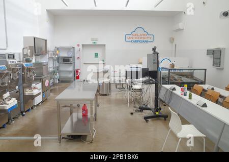 Bologna, Italia - 18 Nov 2022: Macchine per gelato tradizionali al Museo del gelato Carpigiani Foto Stock