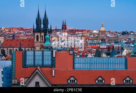 Vista sui tetti e le guglie della città in serata Foto Stock