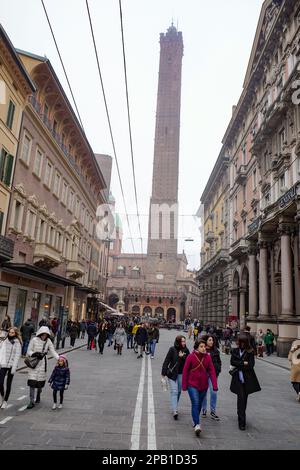 Bologna, Italia - 16 novembre 2022: Le due famose torri cadenti di Asinelli e Garisenda Foto Stock