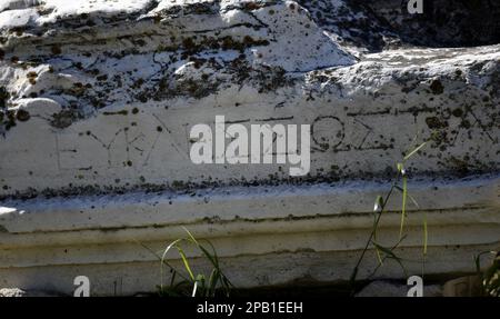 Iscrizione in marmo antico greco frammentario nel sito archeologico di Eleusis in Attica, Grecia. Foto Stock