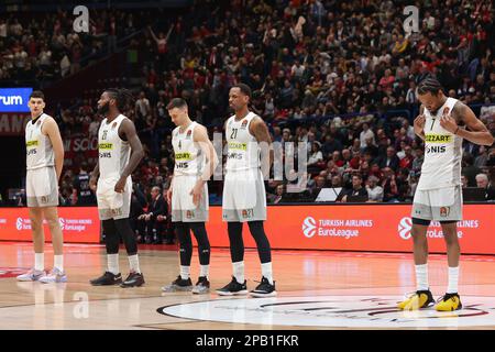 Milano, Italia. 09th Mar, 2023. Italia, Milano, marzo 9 2023: Giocatori di Partizan in campo centrale per l'inno dell'Eurolega durante la partita di basket EA7 Emporio Armani Milano vs Partizan Belgrado, Eurolega 2022-2023 round28 (Photo by Fabrizio Andrea Bertani/Pacific Press/Sipa USA) Credit: Sipa USA/Alamy Live News Foto Stock