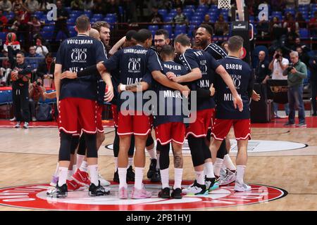 Milano, Italia. 09th Mar, 2023. Italia, Milano, marzo 9 2023: I giocatori di Armani Milano entrano in campo per il riscaldamento durante la partita di basket EA7 Emporio Armani Milano vs Partizan Belgrado, Eurolega 2022-2023 round28 (Photo by Fabrizio Andrea Bertani/Pacific Press/Sipa USA) Credit: Sipa USA/Alamy Live News Foto Stock