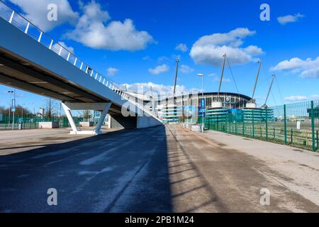 Stadio e ponte pedonale Etihad, Eastlands, Clayton, Manchester, Inghilterra, REGNO UNITO Foto Stock