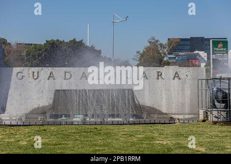 Guadalajara, Jalisco Messico. 8 gennaio 2023, Iscrizione: Guadalajara alla fontana di Glorieta Minerva contro il cielo blu, edifici sullo sfondo, Foto Stock