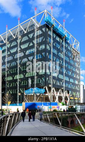 Il n.4 edificio di uffici New Bailey in costruzione, dal ponte pedonale del fiume Irwell, New Bailey, Salford, Manchester, Inghilterra, REGNO UNITO Foto Stock