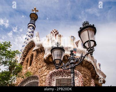 Opera di Antoni Gaudi all'ingresso del Parc Güell, patrimonio mondiale dell'umanità, nella città di Barcellona, Spagna. Foto Stock