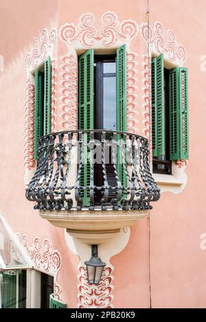 Attraente parete dipinta di rosa con balcone in una proprieta' di stile Spagnolo a Barcellona, Spagna Foto Stock