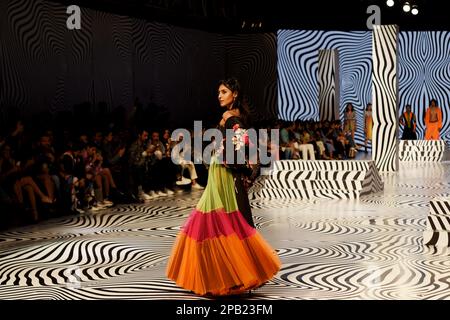 Mumbai, Maharashtra, India. 12th Mar, 2023. Un modello di moda posa durante la settimana della moda Lakme X FDCI a Mumbai, India, 12 marzo 2023. (Credit Image: © Indranil Aditya/ZUMA Press Wire) SOLO PER USO EDITORIALE! Non per USO commerciale! Credit: ZUMA Press, Inc./Alamy Live News Foto Stock