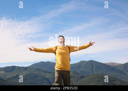 Buon turista in montagna nelle giornate di sole Foto Stock