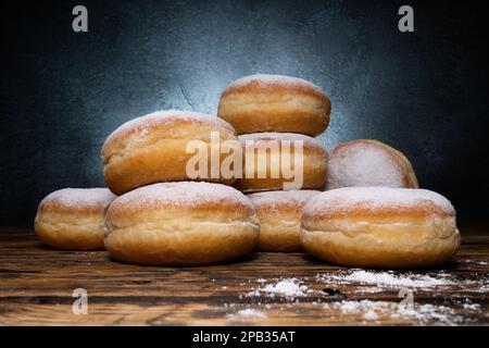 Ciambelle pączki fritte in polacco. Festeggiamo il giovedì grasso, la festa di Tłusty czwartek, la tradizionale giornata del cibo Pączek in Polonia. Foto Stock