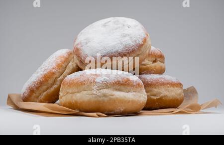 Ciambelle pączki fritte in polacco. Festeggiamo il giovedì grasso, la festa di Tłusty czwartek, la tradizionale giornata del cibo Pączek in Polonia. Foto Stock