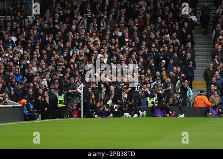 Craven Cottage, Fulham, Londra, Regno Unito. 12th Mar, 2023. Premier League Football, Fulham contro Arsenal; i giocatori dell'Arsenal festeggiano il loro gol nel 21st minuto da Gabriel Magalhaes dell'Arsenal per 0-1. Credit: Action Plus Sports/Alamy Live News Foto Stock