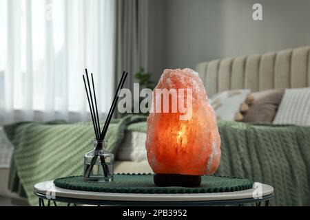 Lampada sale Himalaya in camera da letto Foto stock - Alamy