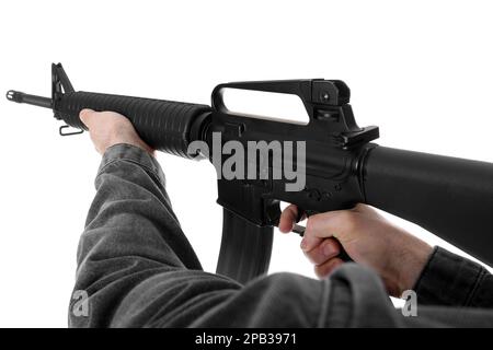 Pistola d'assalto. Uomo che punta il fucile su sfondo bianco, primo piano Foto Stock