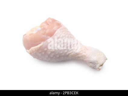 Bastone di pollo crudo isolato su bianco. Carni fresche Foto Stock