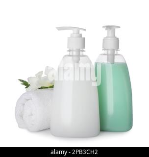 Dispenser di sapone liquido, asciugamani arrotolati e fiori di freesia su fondo bianco Foto Stock