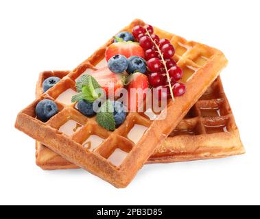 Deliziosi waffle belgi con frutti di bosco su sfondo bianco Foto Stock