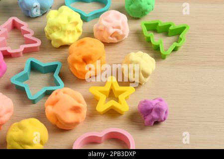 Pasta di colore diverso gioco con stampi su tavolo di legno Foto Stock