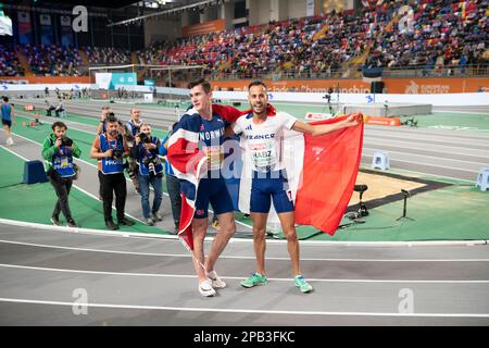 Jakob Ingebrigtsen di Norvegia e Azeddine Habz di Francia in gara nella finale maschile 1500m del Day 3 dei Campionati europei di atletica al coperto Foto Stock