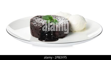 Piatto di delizioso fondente fresco con cioccolata calda, menta e gelato su sfondo bianco Foto Stock