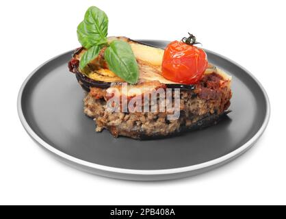 Piatto di deliziose lasagne di melanzane isolate su bianco Foto Stock