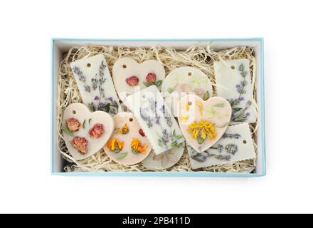 Bella bustina profumata in scatola su sfondo bianco, vista dall'alto Foto Stock