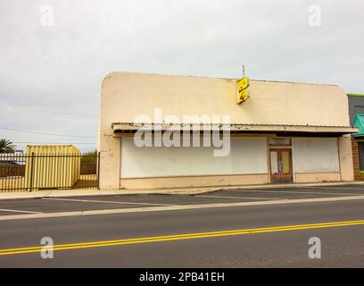 Abbandonato edificio commerciale in cattivo stato Foto Stock