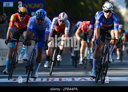 L'olandese Dylan Groenewegen del Team Jayco Alula e il belga Jasper Philipsen di Alpecin-Deceuninck sprint fino al traguardo della tappa 7, tappa finale della gara ciclistica Tirreno-Adriatico, a 154 km da e per San Benedetto del Tronto, in Italia, domenica 12 marzo 2023. FOTO DI BELGA DIRK WAEM Foto Stock