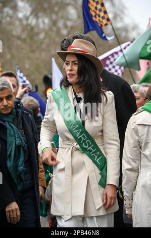 Londra, Regno Unito. 12th Mar, 2023. 12th marzo 2023, Londra, Regno Unito. Grand Marshal, Catherina Casey partecipa alla sfilata di San Patrizio di Londra, che festeggia il giorno 2023, una spettacolare processione e sfilata di bande irlandesi, ballerini e pageantry attraverso il cuore di Londra da Green Park attraverso Piccadilly Circus fino a Trafalgar Square. Credit: Vedi li/Picture Capital/Alamy Live News Foto Stock