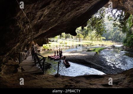 MAE HONG SON, THAILANDIA, 10 marzo 2023: L'ingresso panoramico alla grotta di Tham Nam Loc che è collegata con un ampio fiume all'interno della grotta Foto Stock