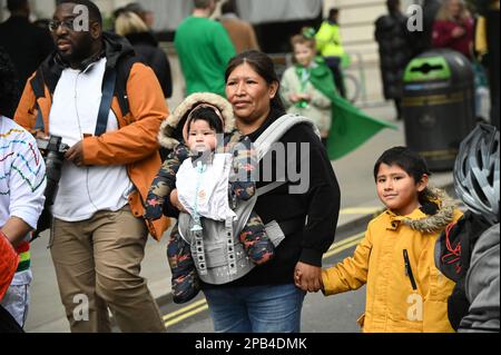 Londra, Regno Unito. 12th Mar, 2023. 12th marzo 2023, Londra, Regno Unito. Grand Marshal, Catherina Casey partecipa alla sfilata di San Patrizio di Londra, che festeggia il giorno 2023, una spettacolare processione e sfilata di bande irlandesi, ballerini e pageantry attraverso il cuore di Londra da Green Park attraverso Piccadilly Circus fino a Trafalgar Square. Credit: Vedi li/Picture Capital/Alamy Live News Foto Stock