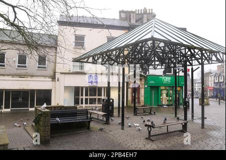 Kendal, Cumbria, 12th marzo 2023 - negozi vuoti e inutilizzati nella High Street nella città nord-occidentale di Kendal in Cumbria. Diversi negozi e imprese hanno chiuso come affitti e tassi di aumento insieme con una diminuzione dei clienti a causa del costo della crisi di vita. Credit: Ben Formby/Alamy Live News Foto Stock