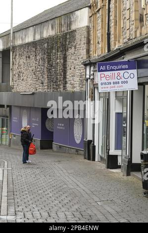 Kendal, Cumbria, 12th marzo 2023 - negozi vuoti e inutilizzati nella High Street nella città nord-occidentale di Kendal in Cumbria. Diversi negozi e imprese hanno chiuso come affitti e tassi di aumento insieme con una diminuzione dei clienti a causa del costo della crisi di vita. Credit: Ben Formby/Alamy Live News Foto Stock