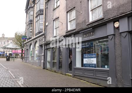 Kendal, Cumbria, 12th marzo 2023 - negozi vuoti e inutilizzati nella High Street nella città nord-occidentale di Kendal in Cumbria. Diversi negozi e imprese hanno chiuso come affitti e tassi di aumento insieme con una diminuzione dei clienti a causa del costo della crisi di vita. Credit: Ben Formby/Alamy Live News Foto Stock